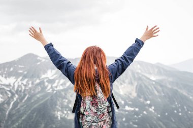 başarılı genç kadın backpacker Kollarını açarak dağ tepe üzerinde