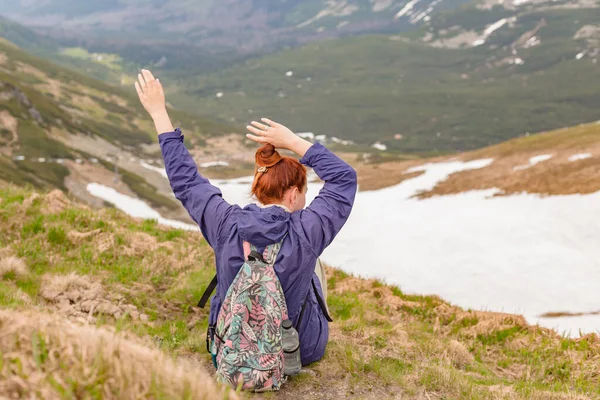 Exitosa Joven Mochilera Brazos Abiertos Cima Montaña — Foto de Stock