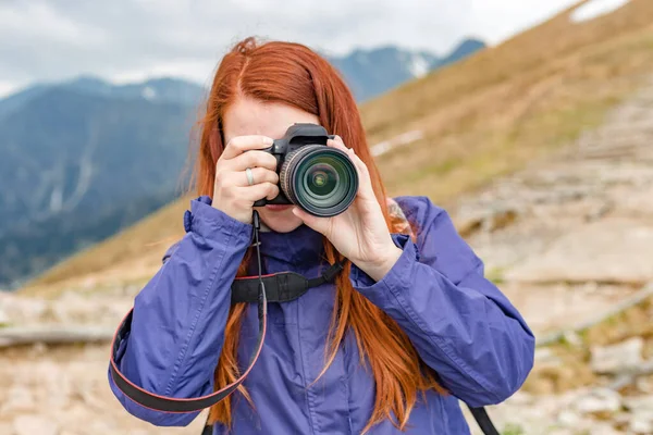 女性写真家が山の風景を撮っています — ストック写真