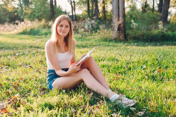 Młoda Dziewczyna Blond Włosami Białej Koszulce Czyta Książkę Zachodzie Słońca — Zdjęcie stockowe