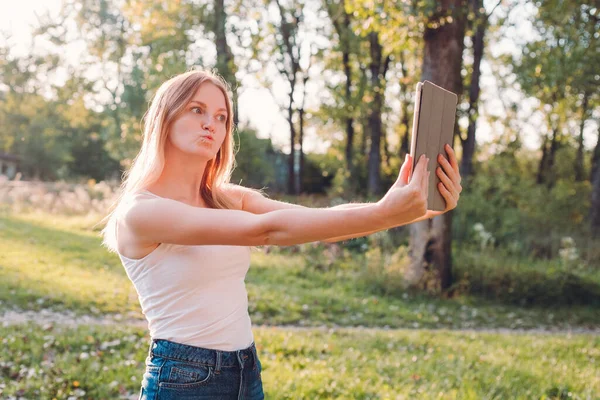 Modna Piękna Hipsterka Robi Sobie Selfie Tabletem Cyfrowym Koncepcja Komunikacji — Zdjęcie stockowe