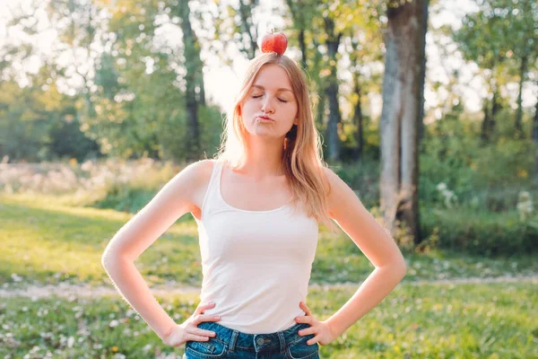 Joven Mujer Atractiva Aire Libre Sosteniendo Manzana Roja Cabeza Pensando — Foto de Stock