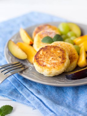 Beyaz kırsal arka planda böğürtlenli süzme peynir krepleri