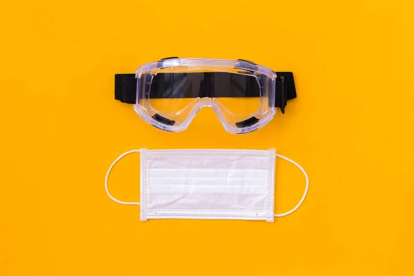 Máscara Protetora Cirúrgica Branca Com Óculos Fundo Amarelo Cuidados Saúde — Fotografia de Stock