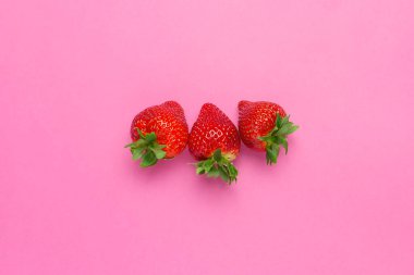Pembe arka planda izole edilmiş çilekler. Taze böğürtlen düzlüğü. Yaratıcı gıda konsepti