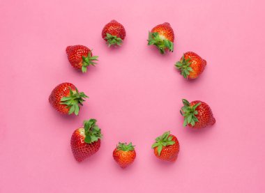 Pembe arka planda izole edilmiş çilekler. Taze böğürtlen düzlüğü. Yaratıcı gıda konsepti, tam böğürtlen ve yarım