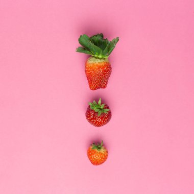 Pembe arka planda izole edilmiş çilekler. Taze böğürtlen düzlüğü. Yaratıcı gıda konsepti