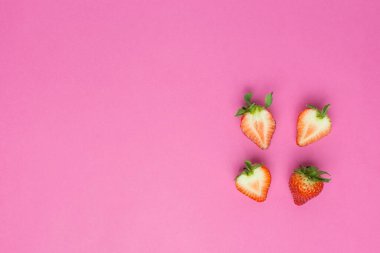 Pembe arka planda izole edilmiş çilekler. Taze böğürtlen düzlüğü. Yaratıcı gıda konsepti