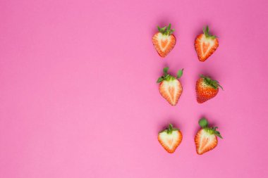 Pembe arka planda izole edilmiş çilekler. Taze böğürtlen düzlüğü. Yaratıcı Minimal Gıda Konsepti