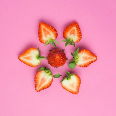 Pembe arka planda izole edilmiş çilekler. Taze böğürtlen düzlüğü. Yaratıcı Minimum Gıda Konsepti, tüm böğürtlen ve yarımlar