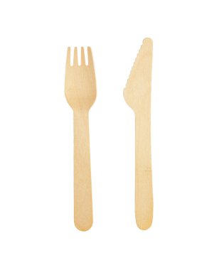 Tahta bıçak ve çatal beyaz arka planda izole edilmiş. Sıfır atık. Plastik yok. Üst görünüm