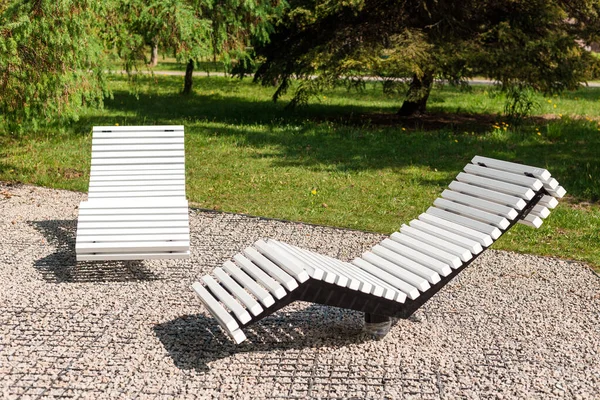 Zon witte bedden in het park. relax zone in de stad. Verbetering van de openbare diensten, buiten — Stockfoto