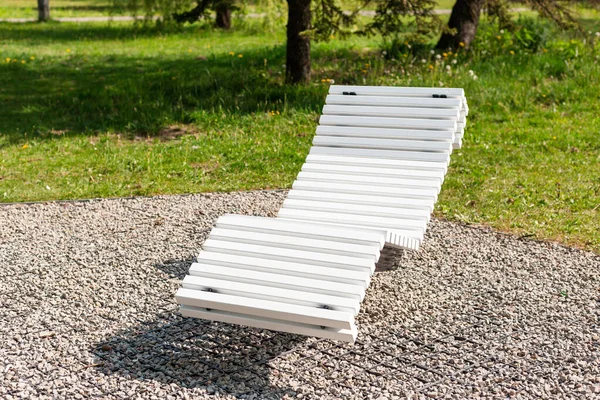 Chaises Longues Blanches Dans Parc Zone Détente Dans Ville Amélioration — Photo