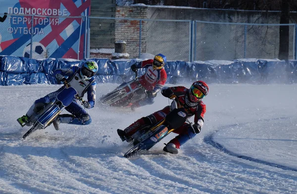 A cidade russa de Lukhovitsy, oblast de Moscou. 5 de fevereiro de 2017. A competição para motociclismo no gelo . — Fotografia de Stock