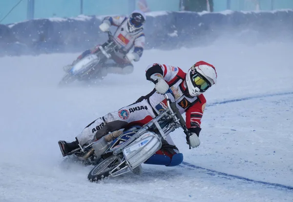 ロシア都市のルホヴィツィ、モスクワ州。2017 年 2 月 5 日。氷の上のオートバイのための競争. — ストック写真