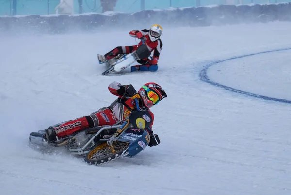 ロシア都市のルホヴィツィ、モスクワ州。2017 年 2 月 5 日。氷の上のオートバイのための競争. — ストック写真