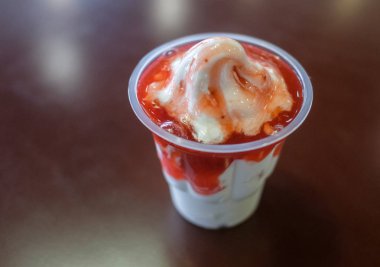 Masanın üzerine çilek reçeli ile dondurma