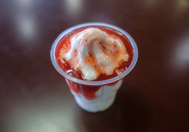 Masanın üzerine çilek reçeli ile dondurma