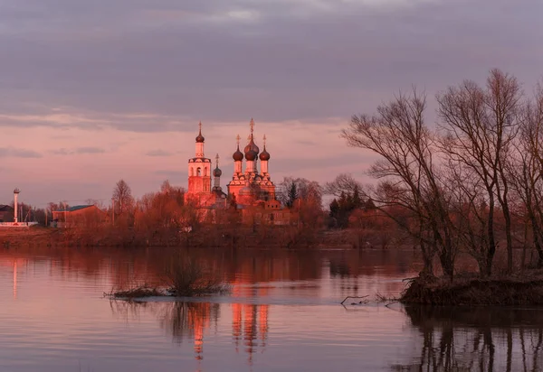Gün batımında Nehri'nin kıyısında Ortodoks Tapınağı