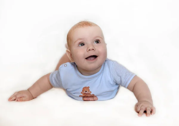 Изолированный портрет мальчика 6 месяцев — стоковое фото