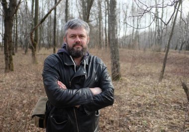 Sakal ve bıyık ormanda portre fotoğrafçısı