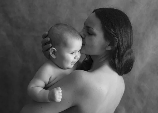 흑인과 백인 손에 아기와 어머니의 초상화 — 스톡 사진