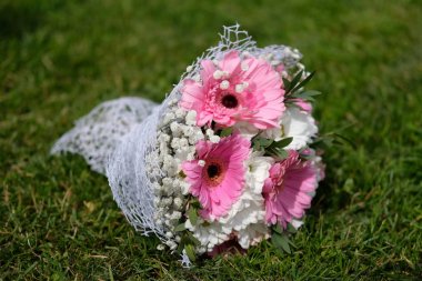 Bahçede düğün gelin buketi