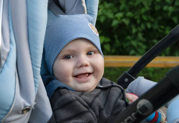 Aparência europeia do bebê em um carrinho de criança — Fotografia de Stock