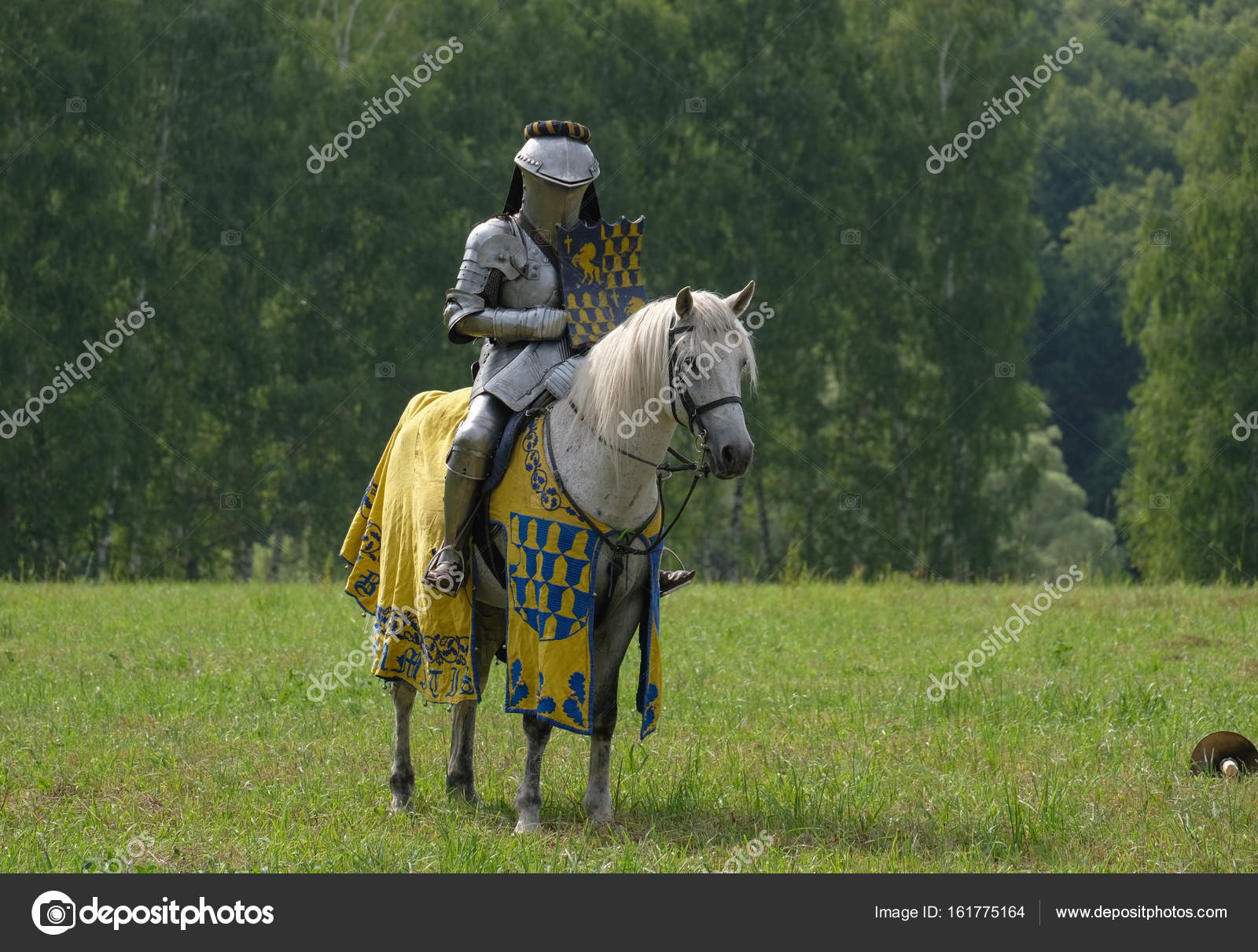 Medieval knight in armor on horseback – Stock Editorial Photo