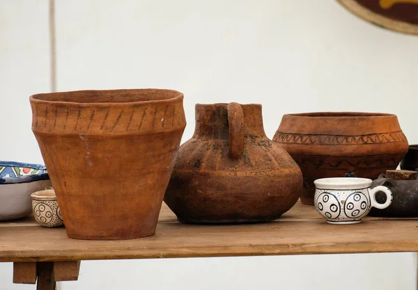 Gammal keramik på bordet — Stockfoto