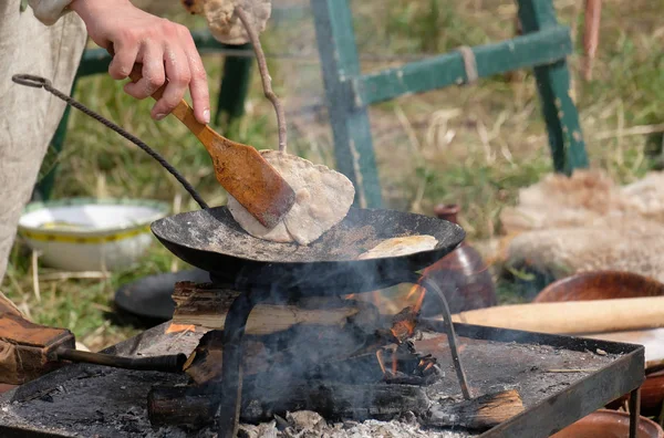 Cocinar panes en el fuego — Foto de Stock