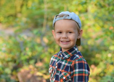 sonbahar ormandaki mutlu çocuk