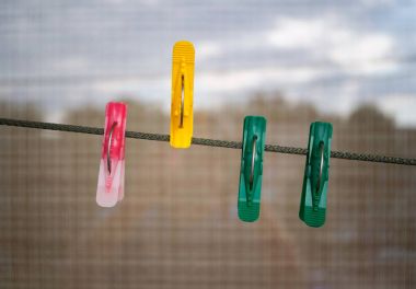 renkli clothespins bir katarı
