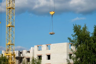 Güneşli bir günde bir inşaat sahasında Vinçler