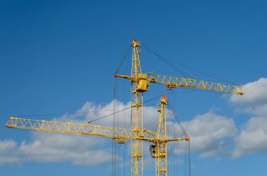 Güneşli bir günde bir inşaat sahasında Vinçler