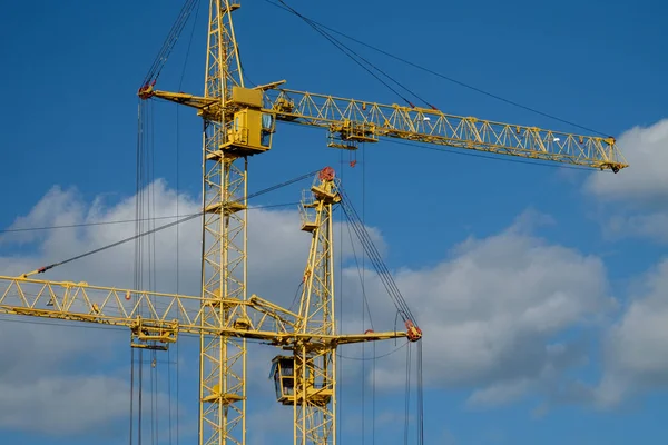 Guindaste torre em um canteiro de obras em um dia ensolarado — Fotografia de Stock