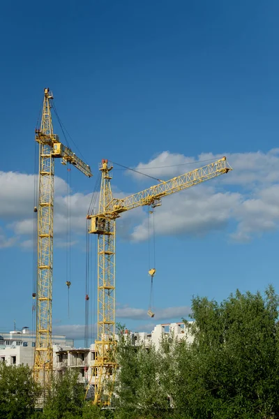 Guindaste torre em um canteiro de obras em um dia ensolarado — Fotografia de Stock