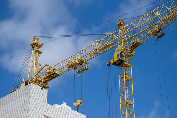 Grúa torre en un sitio de construcción en un día soleado — Foto de Stock