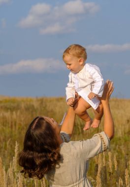 güneşli bir bebek ile anne