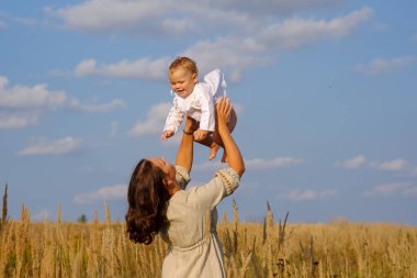 güneşli bir bebek ile anne
