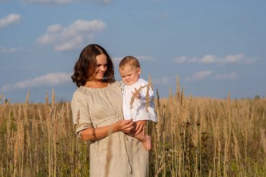 güneşli bir bebek ile anne