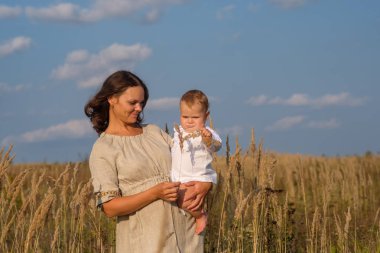 güneşli bir bebek ile anne