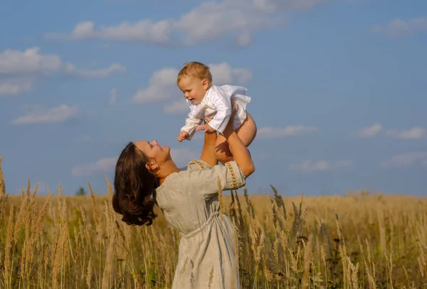 güneşli bir bebek ile anne