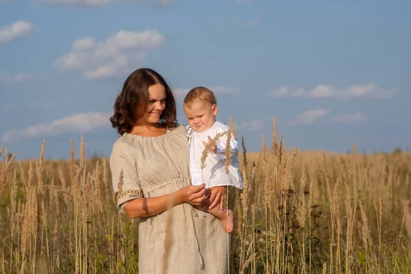 güneşli bir bebek ile anne