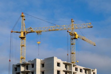 Güneşli bir günde bir inşaat sahasında Vinçler