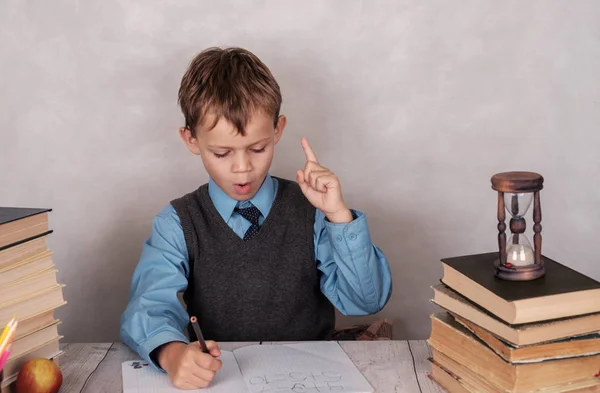 De Europese schoolstudent achter een bureau met een gebaar van een ekrik. — Stockfoto