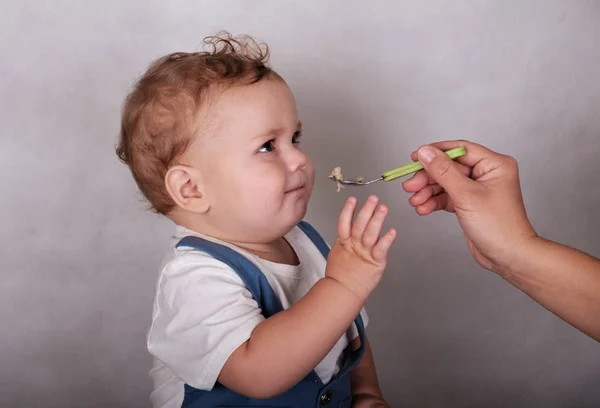 Bebé europeo apariencia come gachas de una cuchara — Foto de Stock