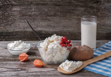 peynir, ekşi krema, süt tahtada bir cam kap içinde