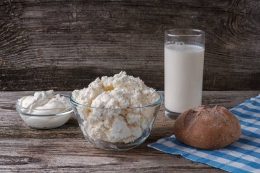 peynir, ekşi krema, süt tahtada bir cam kap içinde