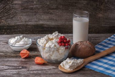 peynir, ekşi krema, süt tahtada bir cam kap içinde